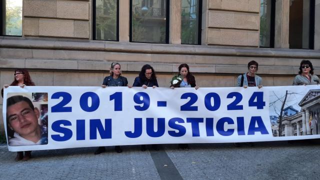 Fatima Hacine y Zuriñe Izko, madres de Santi Coca y Lukas Agirre, juntas en la concentración de esta mañana