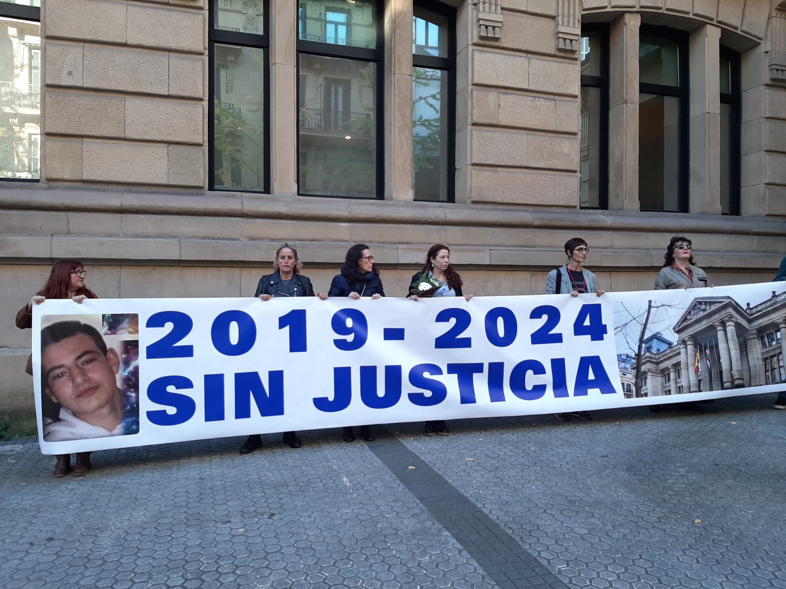 Fátima Hacine en una concentración ante la Audiencia de Gipuzkoa donde se ha seguido este segundo juicio por la muerte de su hijo, Santi Coca