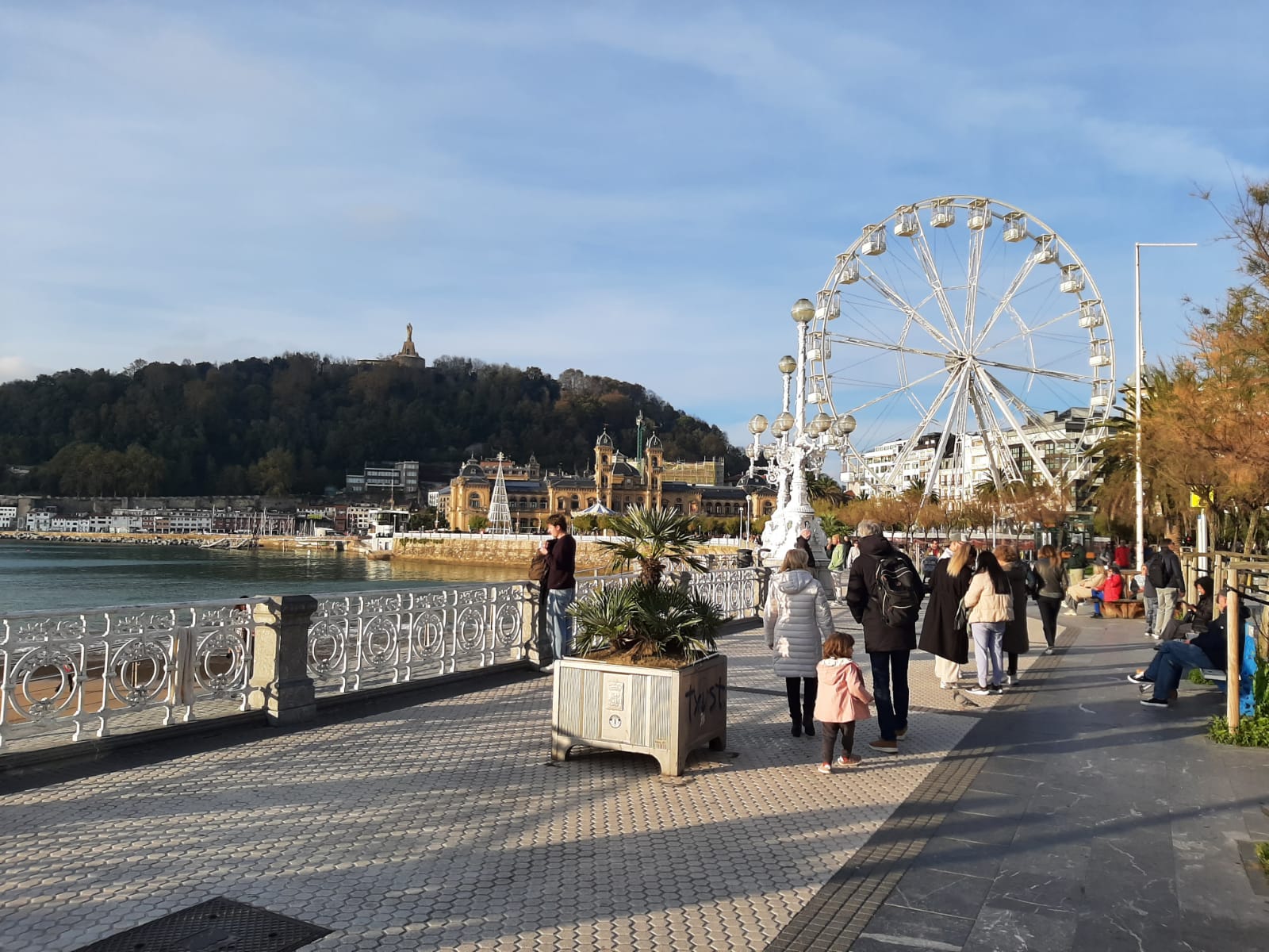 Noria navideña instalada en Alderdi Eder, en Donostia