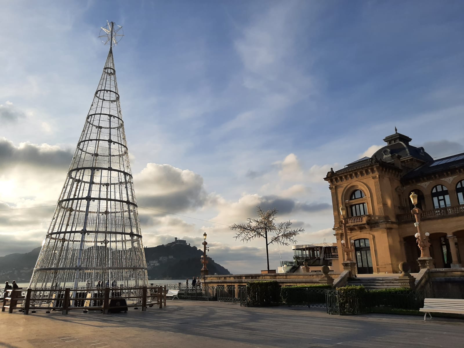 Árbol de luces navideño, instalado junto al Ayuntamiento de Donostia