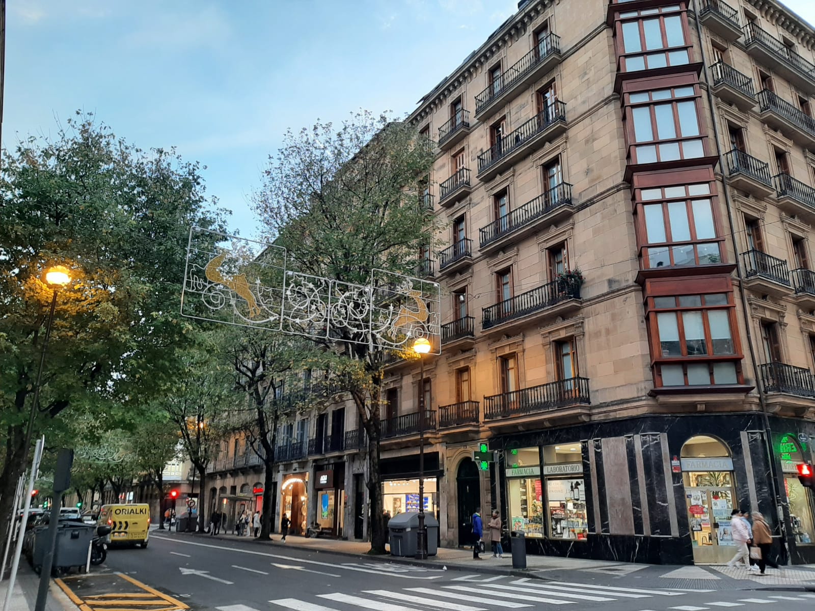 Luces de Navidad, a la espera de ser encendidas, en una calle de Donostia