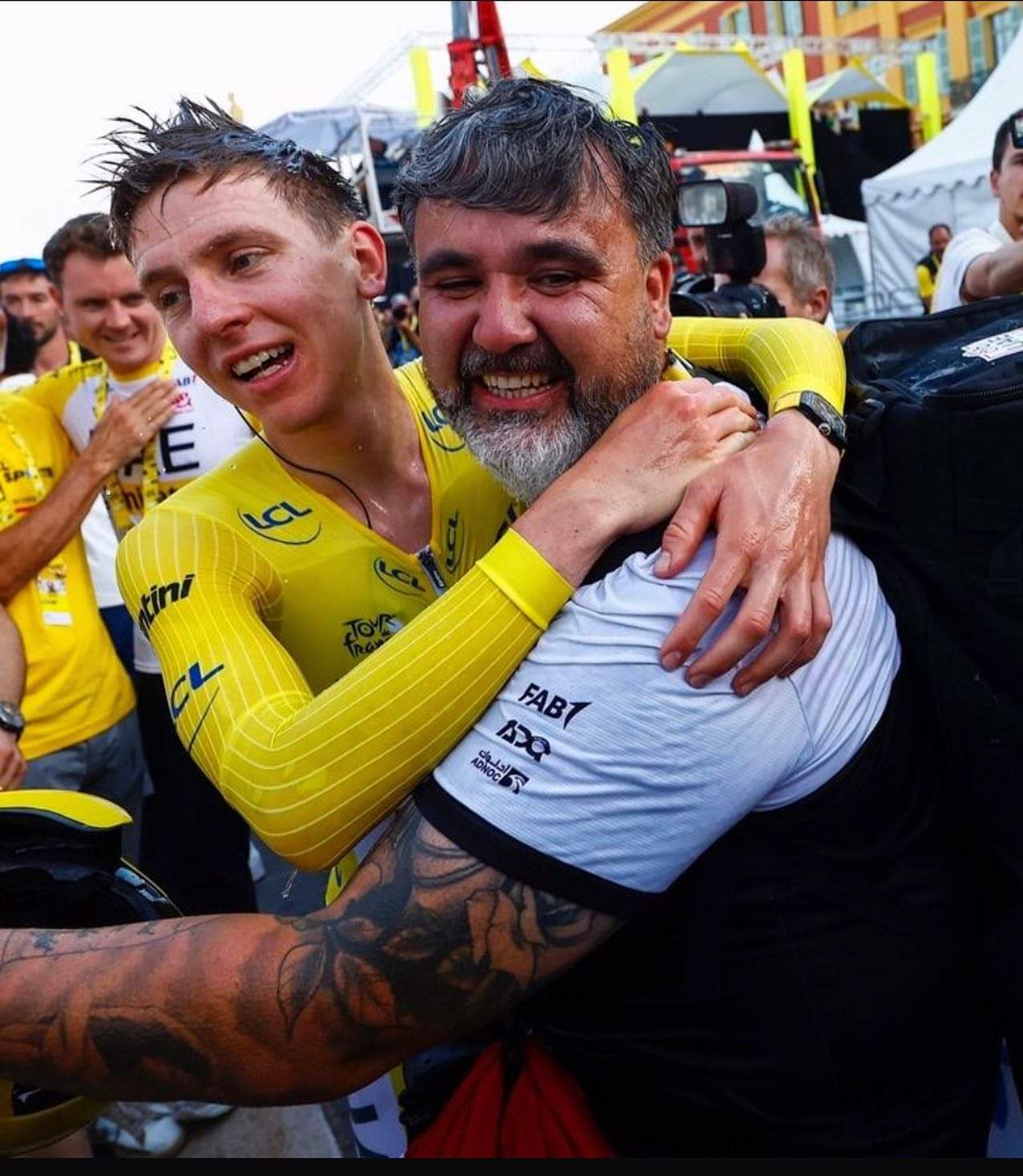 Tadej Pogacar abraza en meta a Joseba Elguezabal
