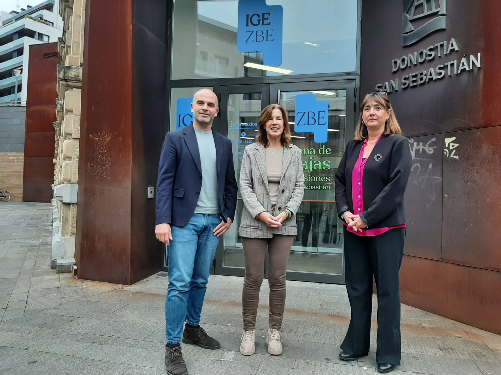 Los concejales Iñigo García, Ana López y Olatz Yarza en la presentación, esta mañana, de la oficina de la ZBE de Donostia