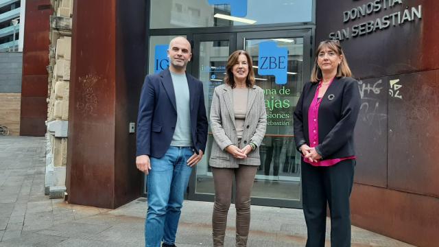 Los concejales Iñigo García, Ana López y Olatz Yarza en la presentación, esta mañana, de la oficina de la ZBE de Donostia