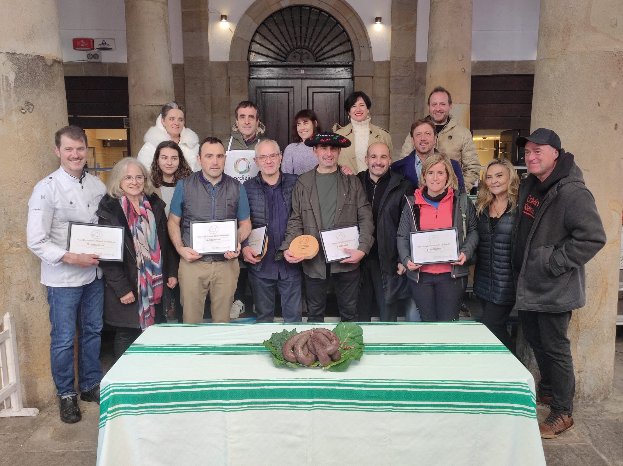 Los ganadores posan junto al jurado de este XXV Concurso de Morcilla de Gipuzkoa