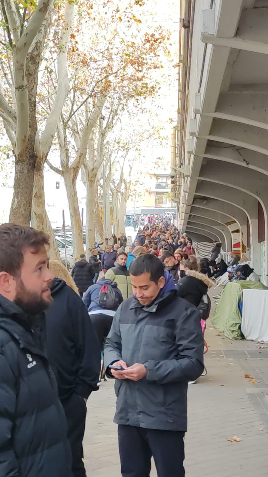 Largas colas en las taquillas de Vallecas para hacerse con una entrada para el partido ante el Athletic