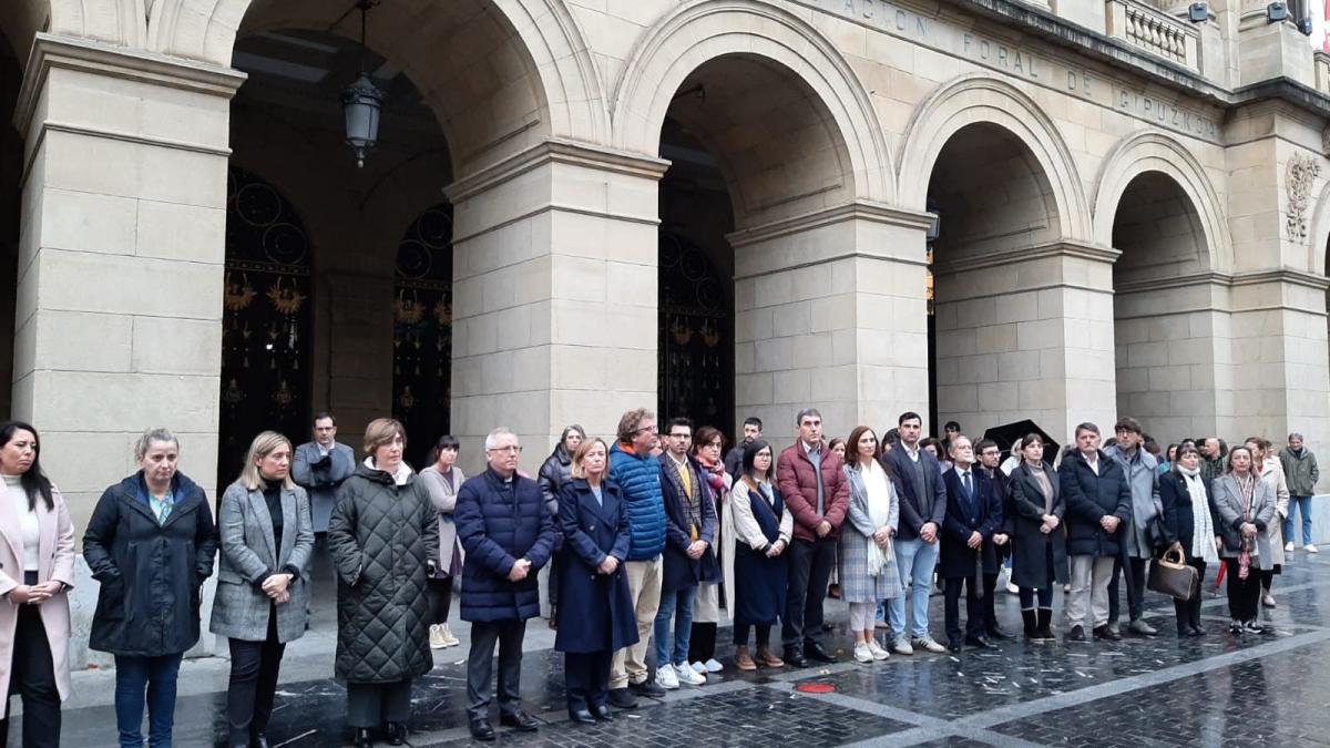 Concentración delante del Palacio Foral, en Donostia, para condenar el último crimen machista ocurrido en Gipuzkoa