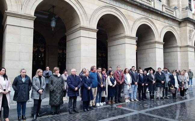 Concentración delante del Palacio Foral, en Donostia, para condenar el último crimen machista ocurrido en Gipuzkoa