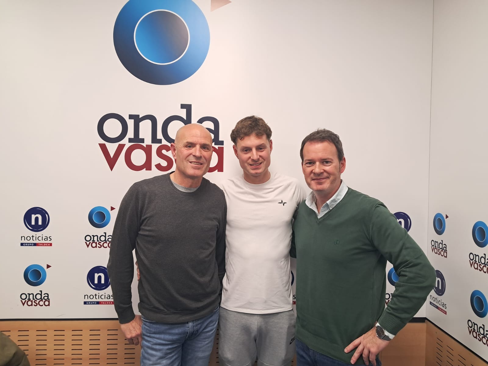 Pablo e Ibon Ojinaga, de Tahona Uribe, junto a Txema Gutiérrez en el estudio de Onda Vasca