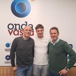 Pablo e Ibon Ojinaga, de Tahona Uribe, junto a Txema Gutiérrez en el estudio de Onda Vasca