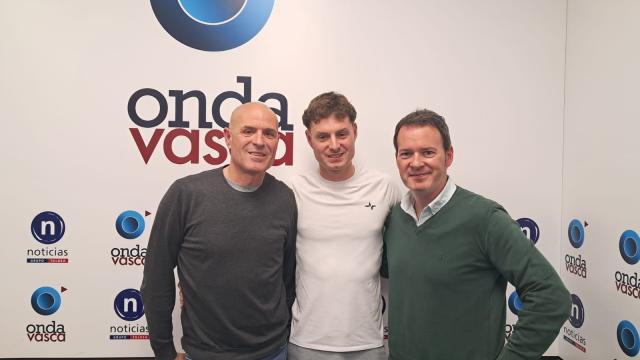 Pablo e Ibon Ojinaga, de Tahona Uribe, junto a Txema Gutiérrez en el estudio de Onda Vasca
