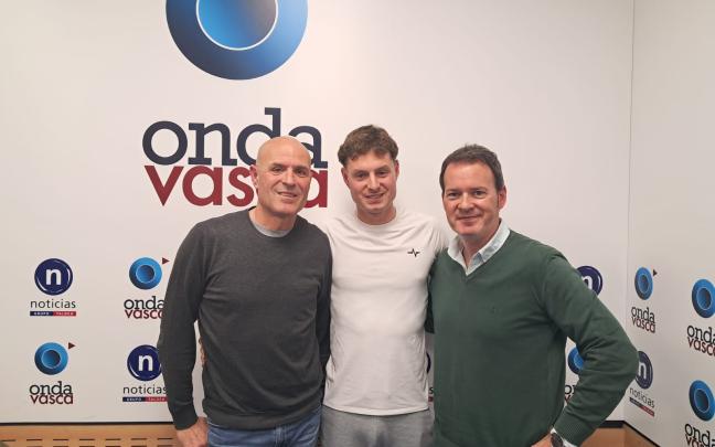 Pablo e Ibon Ojinaga, de Tahona Uribe, junto a Txema Gutiérrez en el estudio de Onda Vasca