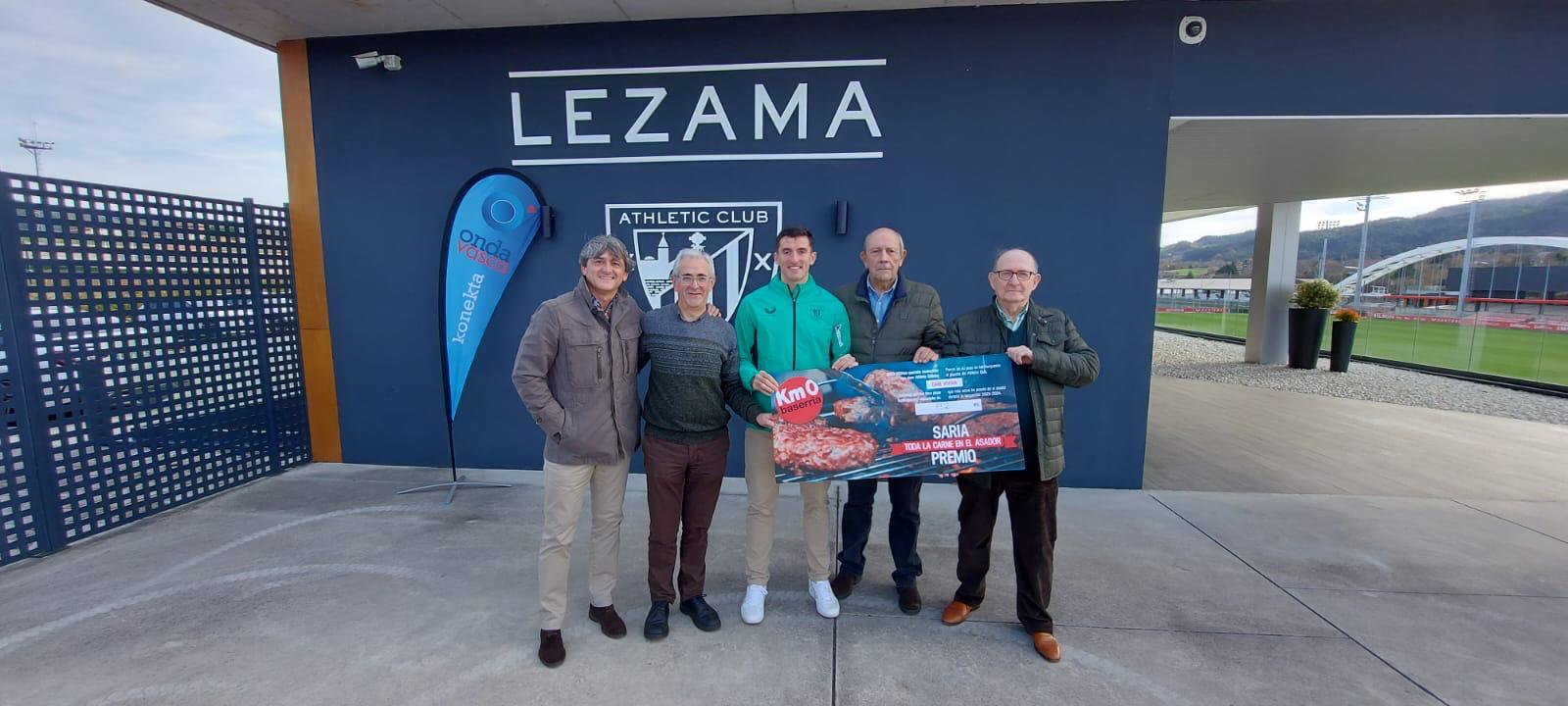 Daniel Vivian recoge el premio Baserria KM0