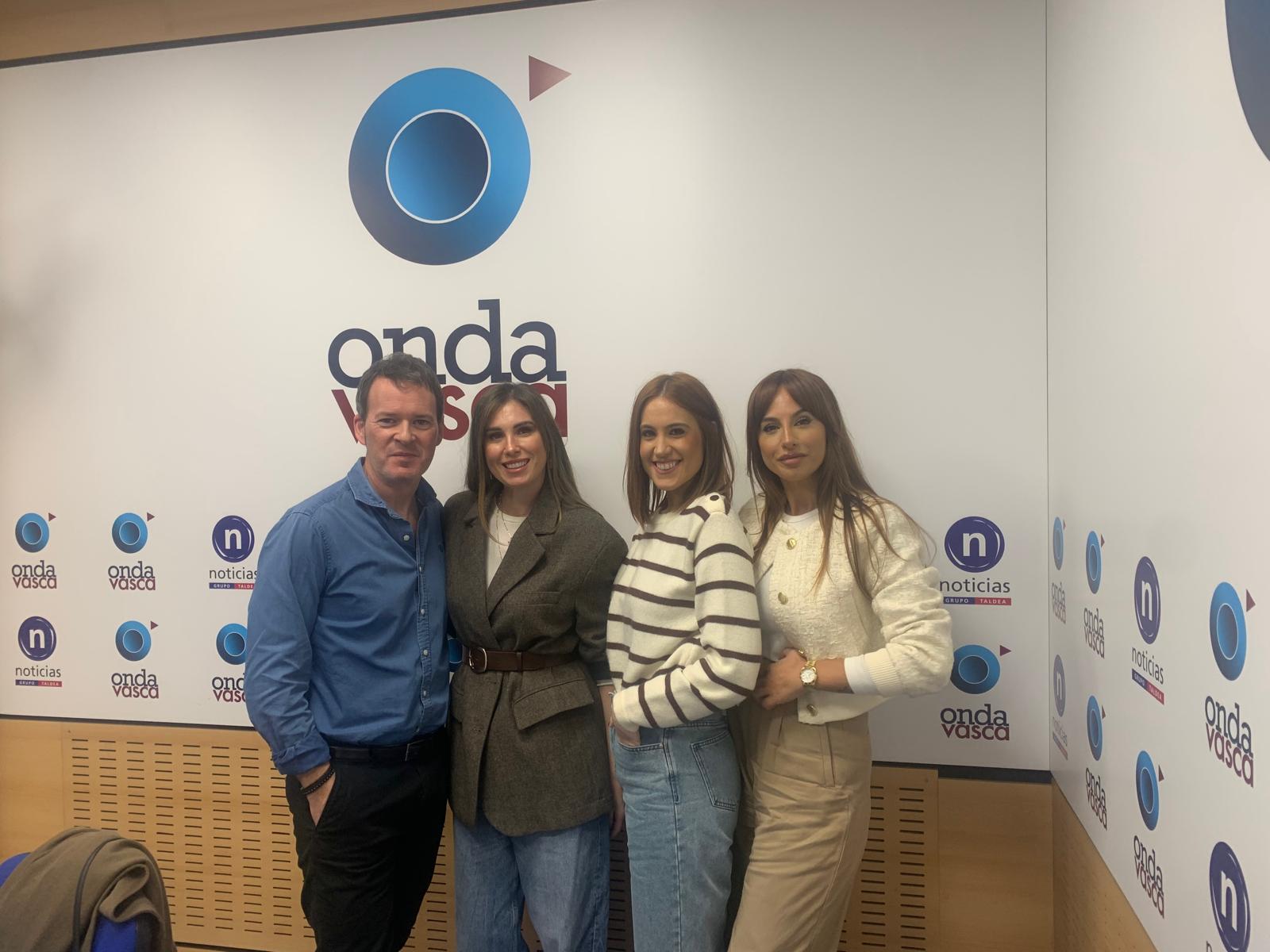 Txema Gutiérrez con Iran Rodríguez, Esti Prieto y Leyre Torres, en el estudio de Onda Vasca