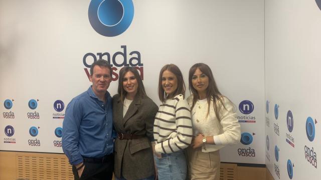 Txema Gutiérrez con Iran Rodríguez, Esti Prieto y Leyre Torres, en el estudio de Onda Vasca