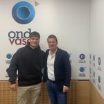 Reysa junto a Txema Gutiérrez, en el estudio de Onda Vasca