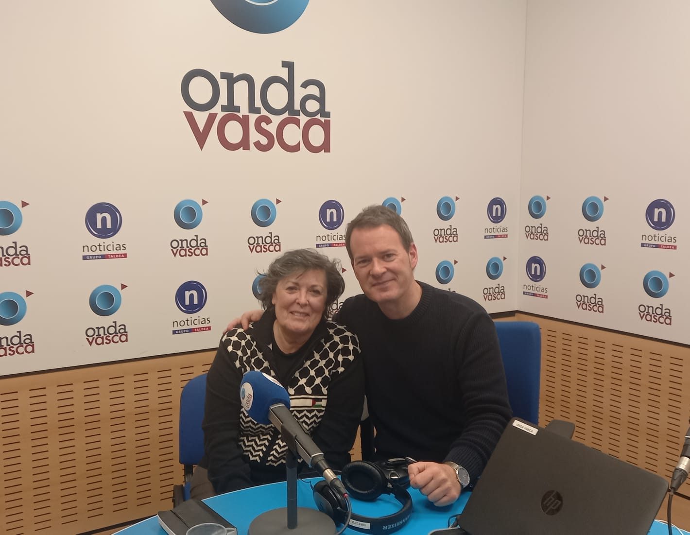 La doctora Sonia Gárate, junto a Txema Gutiérrez, en el estudio de Onda Vasca
