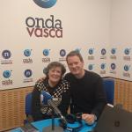 La doctora Sonia Gárate, junto a Txema Gutiérrez, en el estudio de Onda Vasca