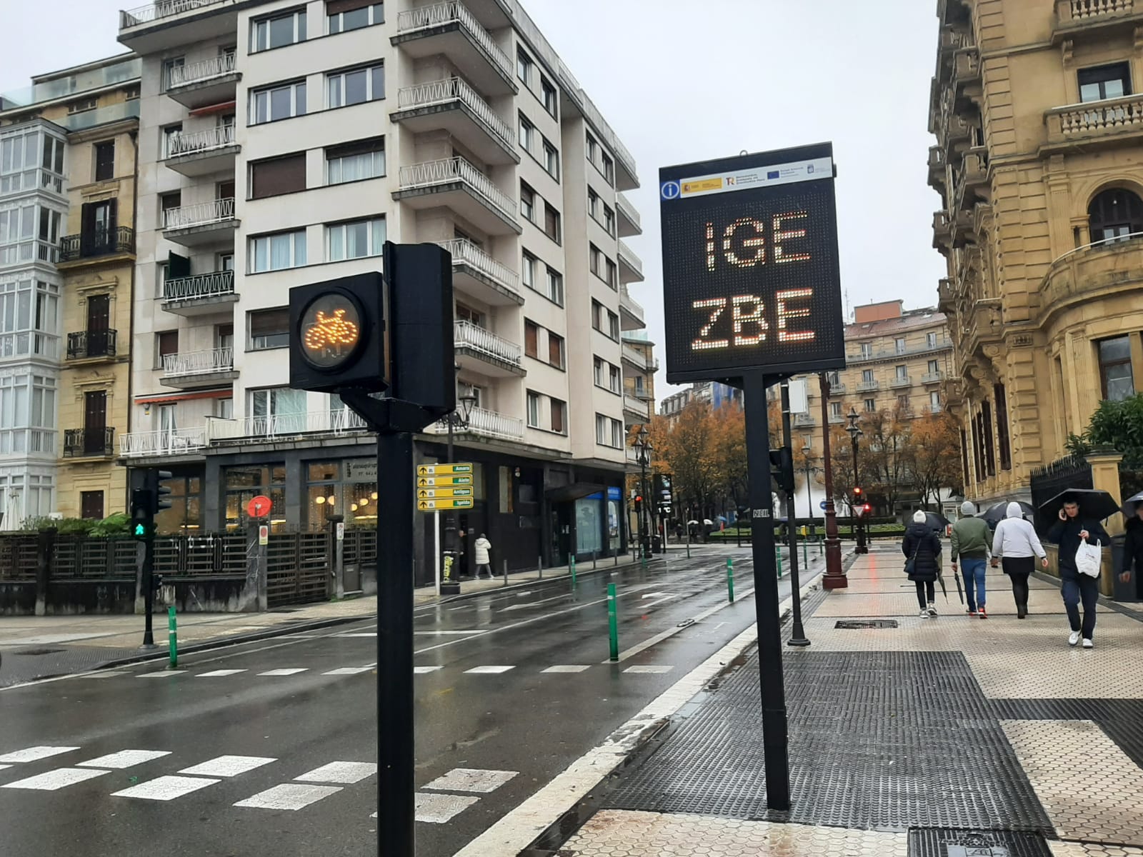 Una de las señales que marcan el perímetro de la ZBE en Donostia
