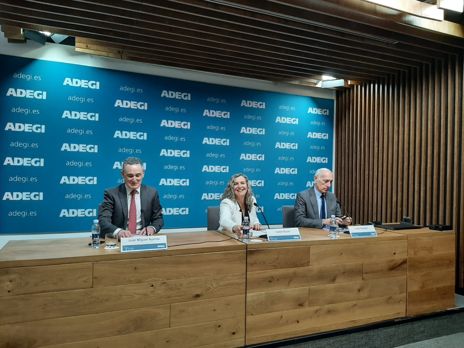 José Miguel Ayerza, Isabel Busto y Patxi Sasiain, de Adegi, en la presentación de esta mañana