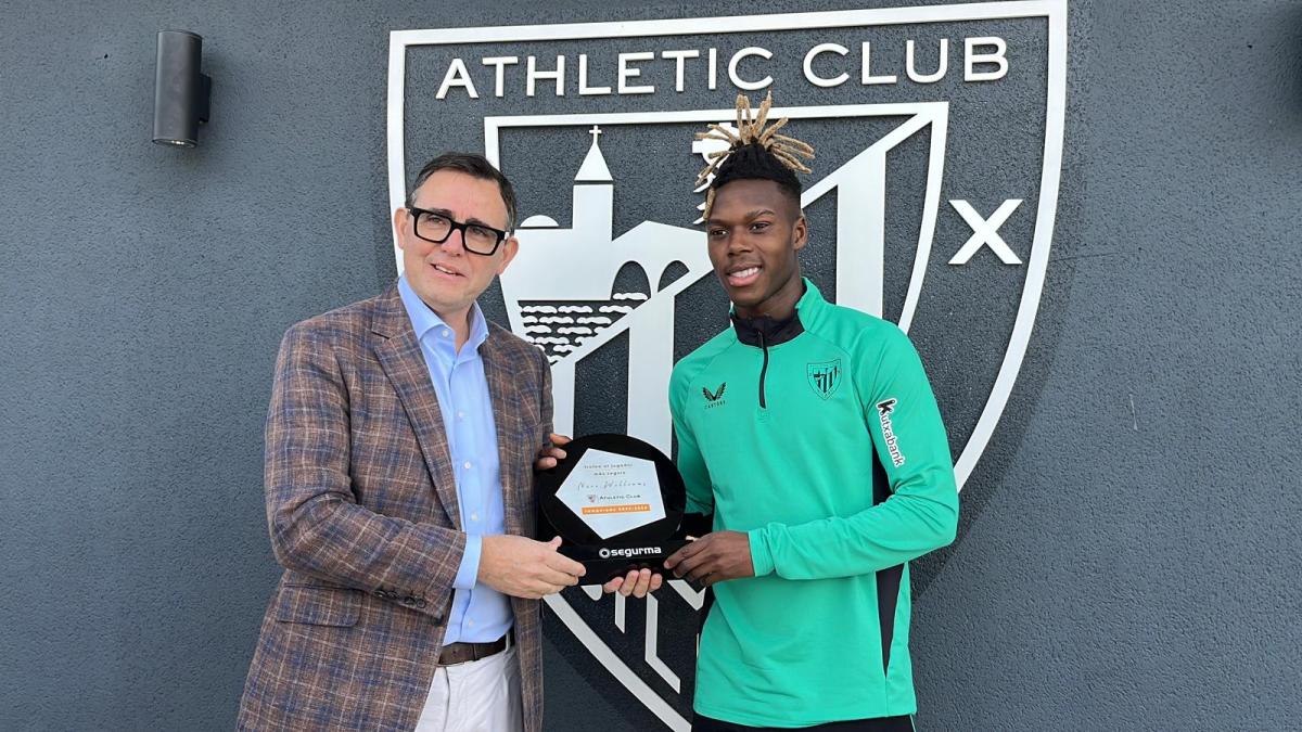 Alfonso Gallardo posa junto a Nico Williams durante la entrega del premio Segurma