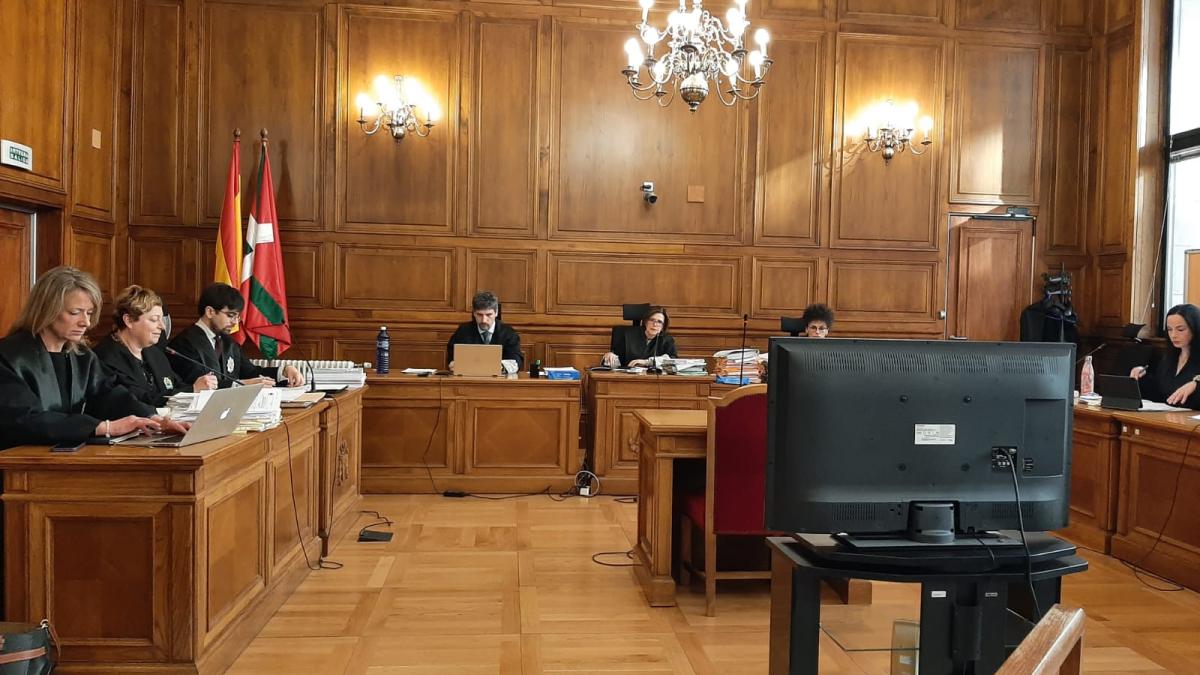 La Sala Tercera de la Audiencia de Gipuzkoa acoge el juicio contra un monitor de surf de Hondarribia, acusado de abusar sexualmente de 11 menores