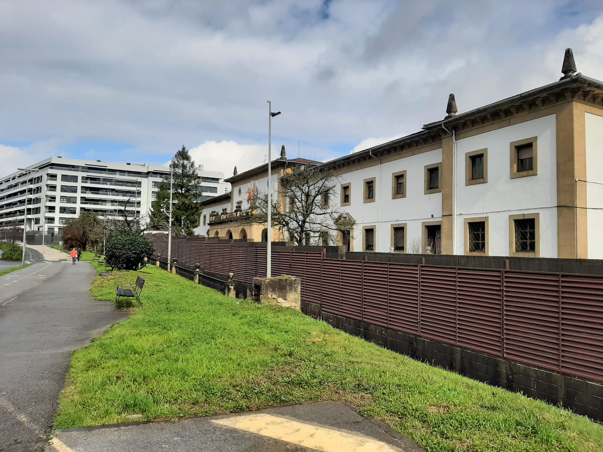 Imagen del exterior de la cárcel de Martutene en cuyos terrenos se construirá la segunda fase de Txomin Enea