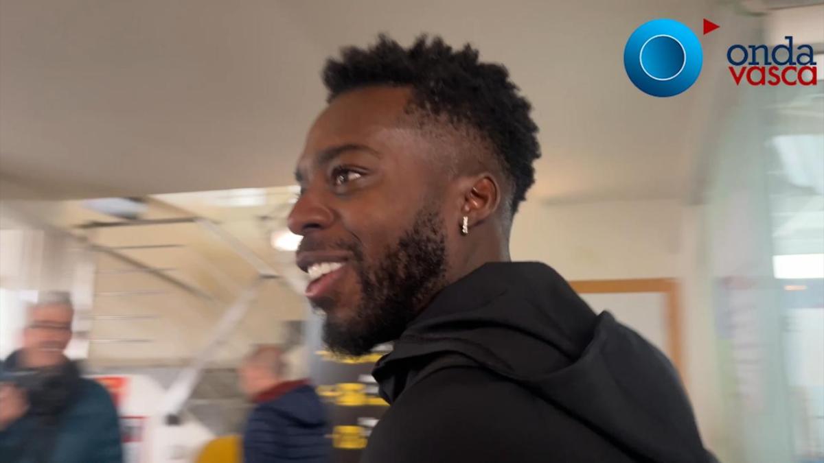 Iñaki Williams antes de acceder al avión para poner rumbo a Glasgow