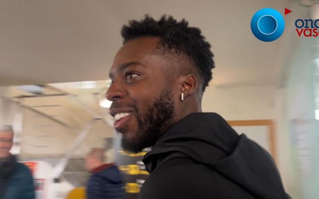 Iñaki Williams antes de acceder al avión para poner rumbo a Glasgow Iñaki Williams antes de acceder al avión para poner rumbo a Glasgow