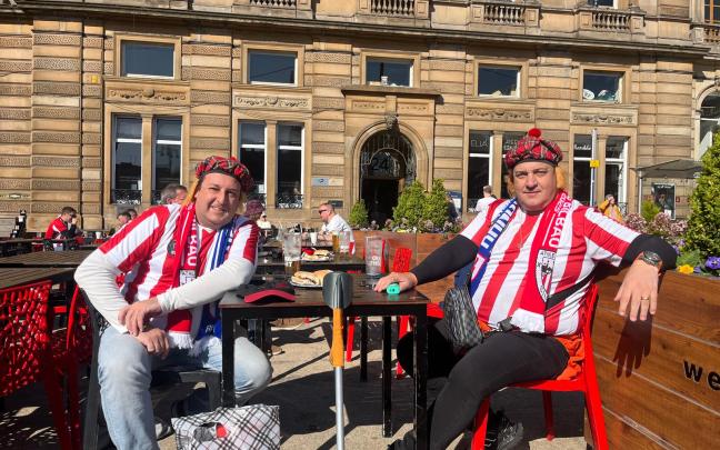 Aficionados del Athletic disfrutan de la soleada mañana de Glasgow / José Manuel Monje Aficionados del Athletic disfrutan de la soleada mañana de Glasgow / José Manuel Monje