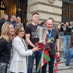 Isabel Iturbe, Xavi Rabaseda y Jaume Ponsarnau junto a la Diputada General de Bizkaia, Elixabete Etxanobe