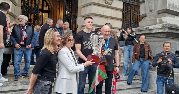 Isabel Iturbe, Xavi Rabaseda y Jaume Ponsarnau junto a la Diputada General de Bizkaia, Elixabete Etxanobe