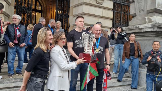 Isabel Iturbe, Xavi Rabaseda y Jaume Ponsarnau junto a la Diputada General de Bizkaia, Elixabete Etxanobe Isabel Iturbe, Xavi Rabaseda y Jaume Ponsarnau junto a la Diputada General de Bizkaia, Elixabete Etxanobe
