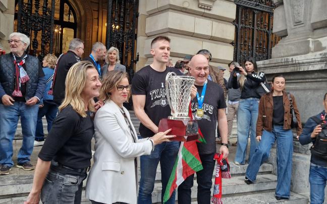 Isabel Iturbe, Xavi Rabaseda y Jaume Ponsarnau junto a la Diputada General de Bizkaia, Elixabete Etxanobe Isabel Iturbe, Xavi Rabaseda y Jaume Ponsarnau junto a la Diputada General de Bizkaia, Elixabete Etxanobe
