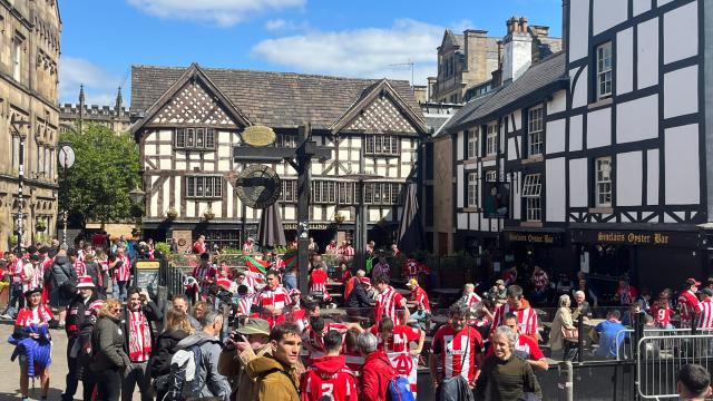 La afición del Athletic se concentra en las inmediaciones de Shambles Square La afición del Athletic se concentra en las inmediaciones de Shambles Square