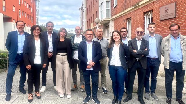 Carlos Gómez Vicandi, en el centro de la imagen, junto a los miembros de su candidatura / Aurrera Batera Carlos Gómez Vicandi, en el centro de la imagen, junto a los miembros de su candidatura / Aurrera Batera