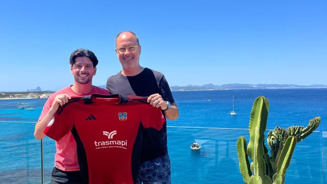 Toni Roig, presidente de la SD Formentera, con la equipación actual del club Toni Roig, presidente de la SD Formentera, con la equipación actual del club