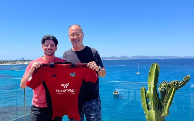 Toni Roig, presidente de la SD Formentera, con la equipación actual del club