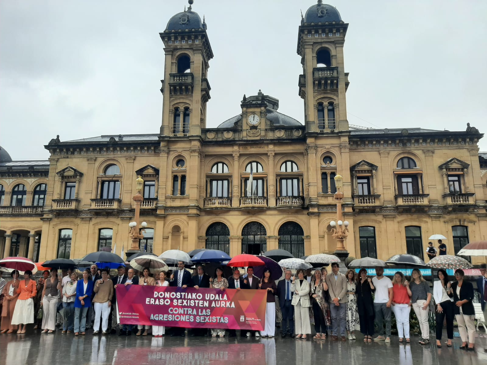 Concentración silenciosa, celebrada esta mañana en Donostia, contra la última agresión sexual denunciada en la ciudad