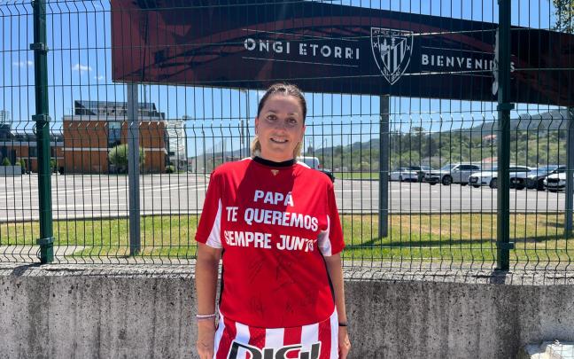 Conchi Lillo, aficionada del Athletic, esta mañana en Lezama Conchi Lillo, aficionada del Athletic, esta mañana en Lezama