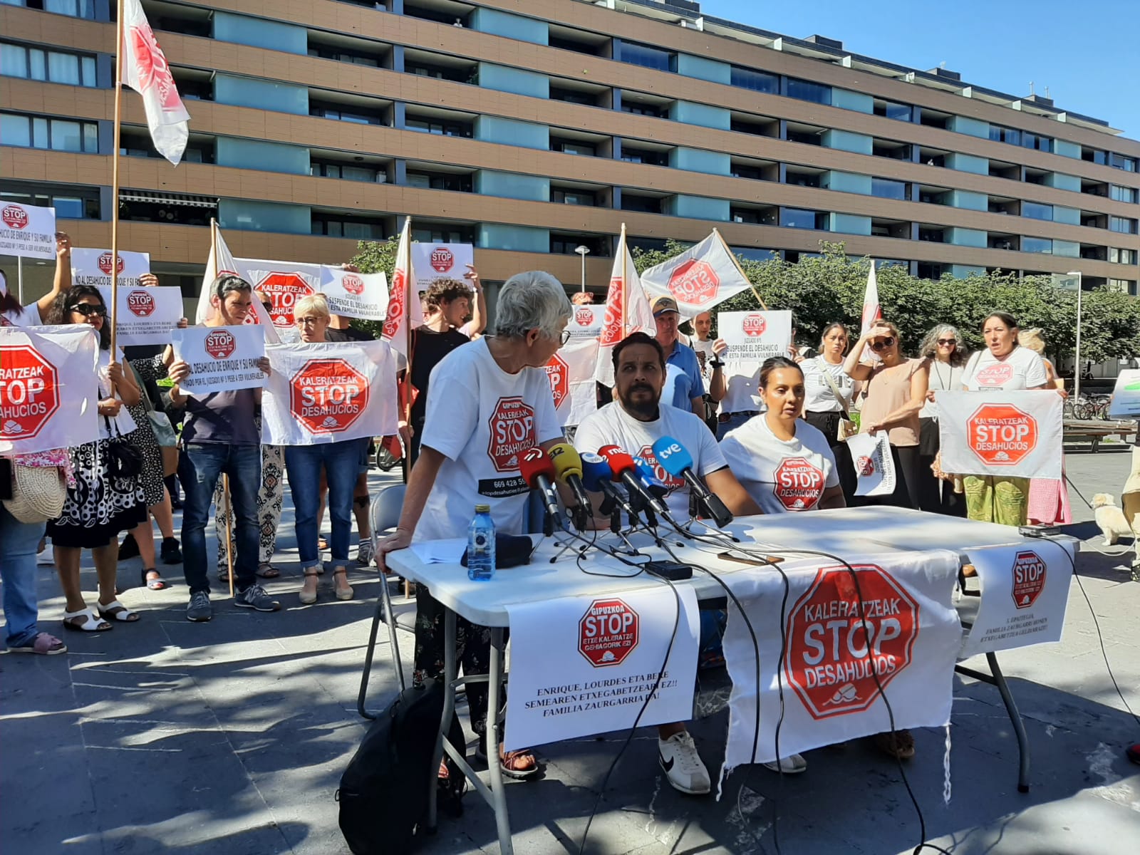 Concentración de Stop Desahucios para denunciar la orden de desahucio de Enrique y Lourdes en Errenteria