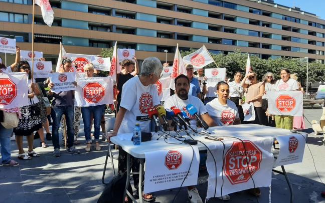 Concentración de Stop Desahucios para denunciar la orden de desahucio de Enrique y Lourdes en Errenteria