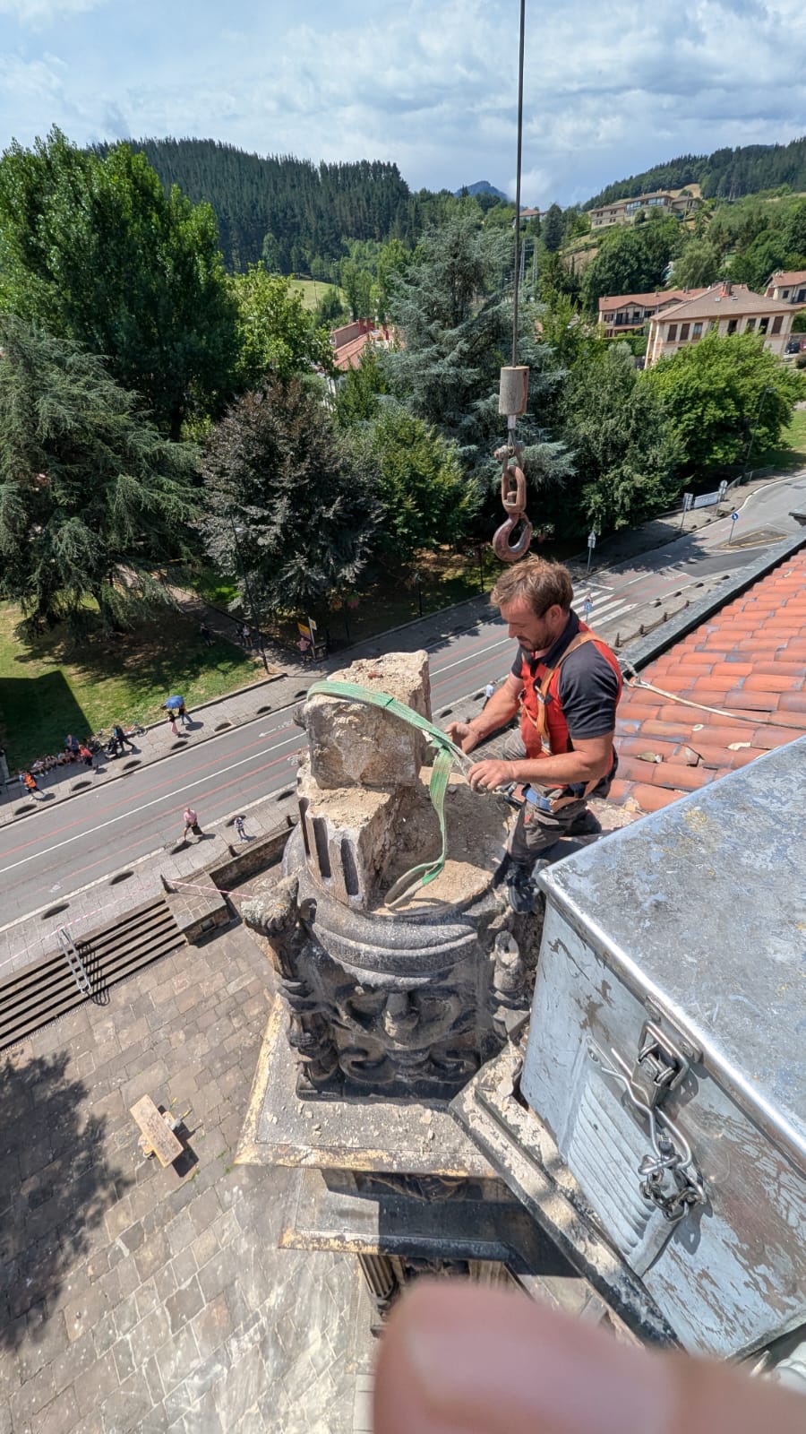 Técnicos de la Diputación de Gipuzkoa valoran los daños provocados por el rayo en la Universidad de Oñati