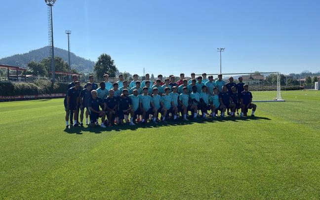 El Bilbao Athletic escenifica su primera foto de familia El Bilbao Athletic escenifica su primera foto de familia