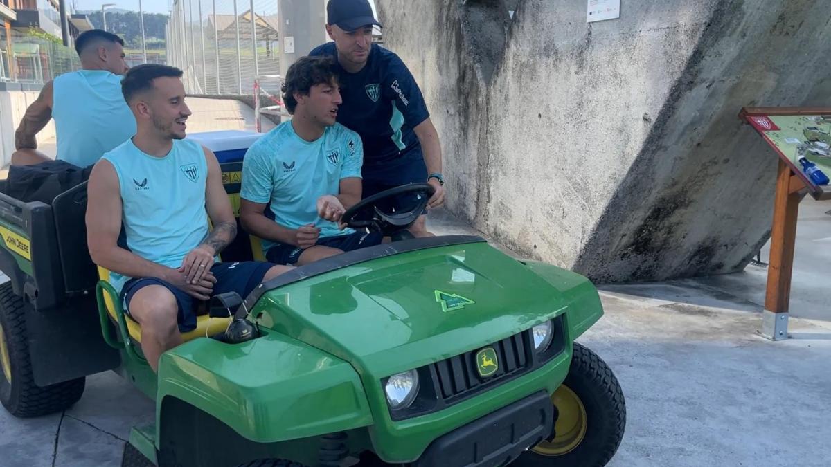 Unai Gómez lleva en el coche de material a Yuri Berchiche y a Álex Berenguer al entrenamiento
