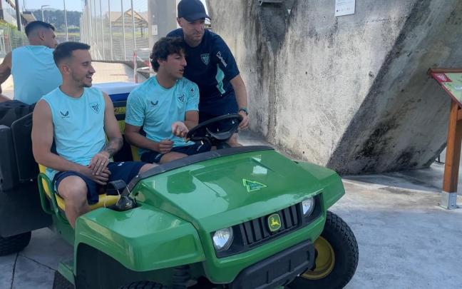 Unai Gómez lleva en el coche de material a Yuri Berchiche y a Álex Berenguer al entrenamiento