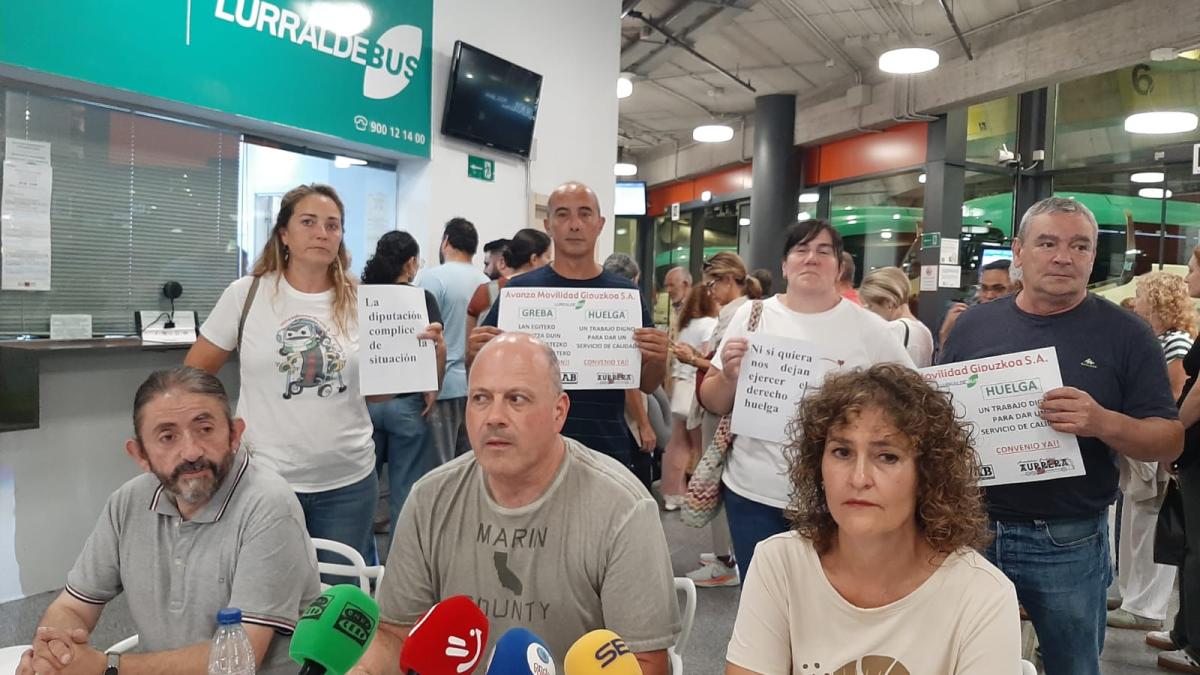 Comparecencia del comité de huelga de Avanza, en la estación de autobuses de Donostia