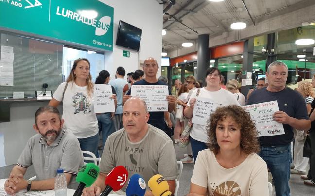 Comparecencia del comité de huelga de Avanza, en la estación de autobuses de Donostia
