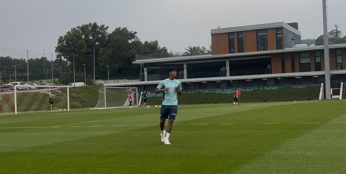 Adu Ares trota al margen en Lezama