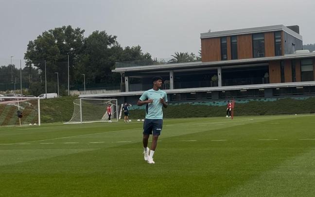 Adu Ares trota al margen en Lezama